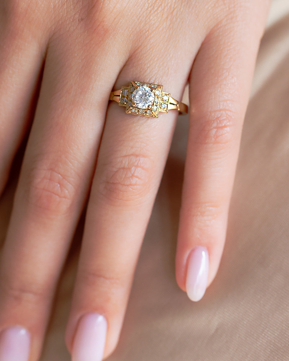 Sublime Diamond Ring with a Round Cut Diamond and Halo